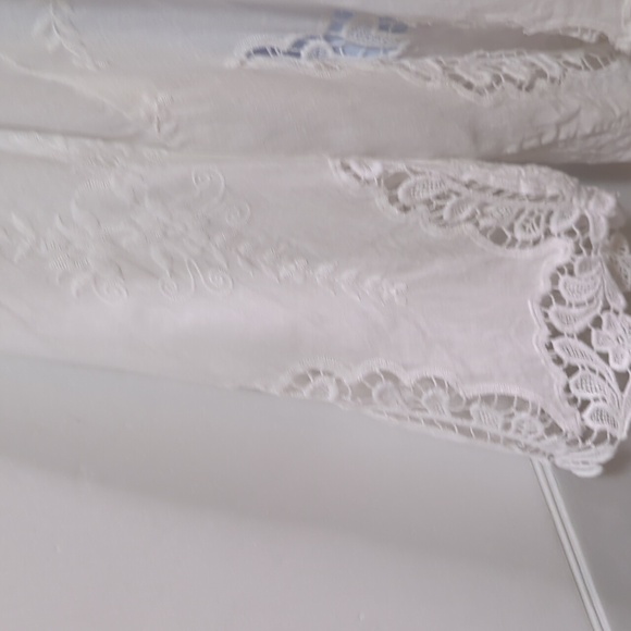Gorgeous cotton lace top white on white embroidery with cut outs. - Picture 6 of 6
